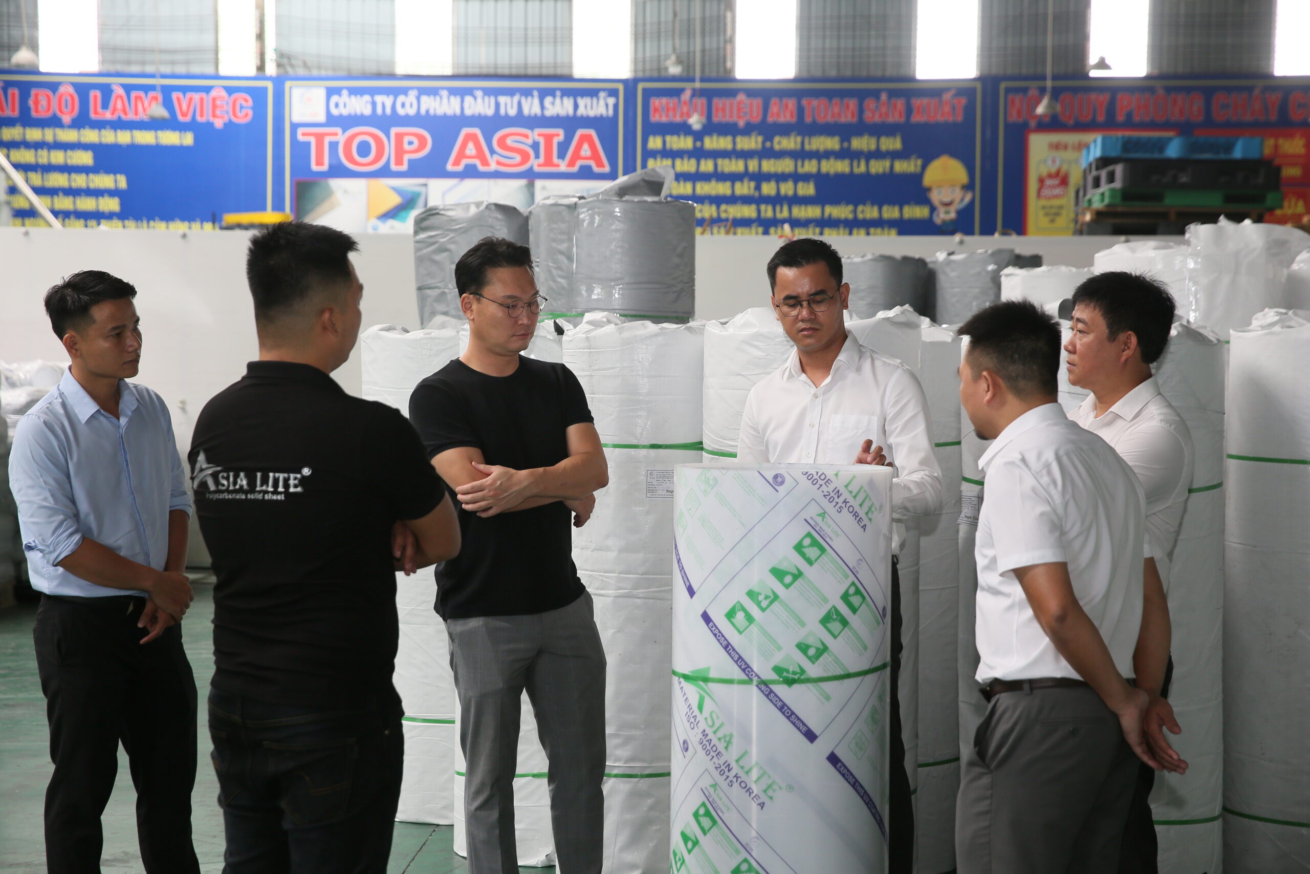 Đại diện GIAN VINA tham quan và đánh giá sản phẩm Tấm Nhựa Kính Cường Lực ASIA LITE của công ty TOP ASIA