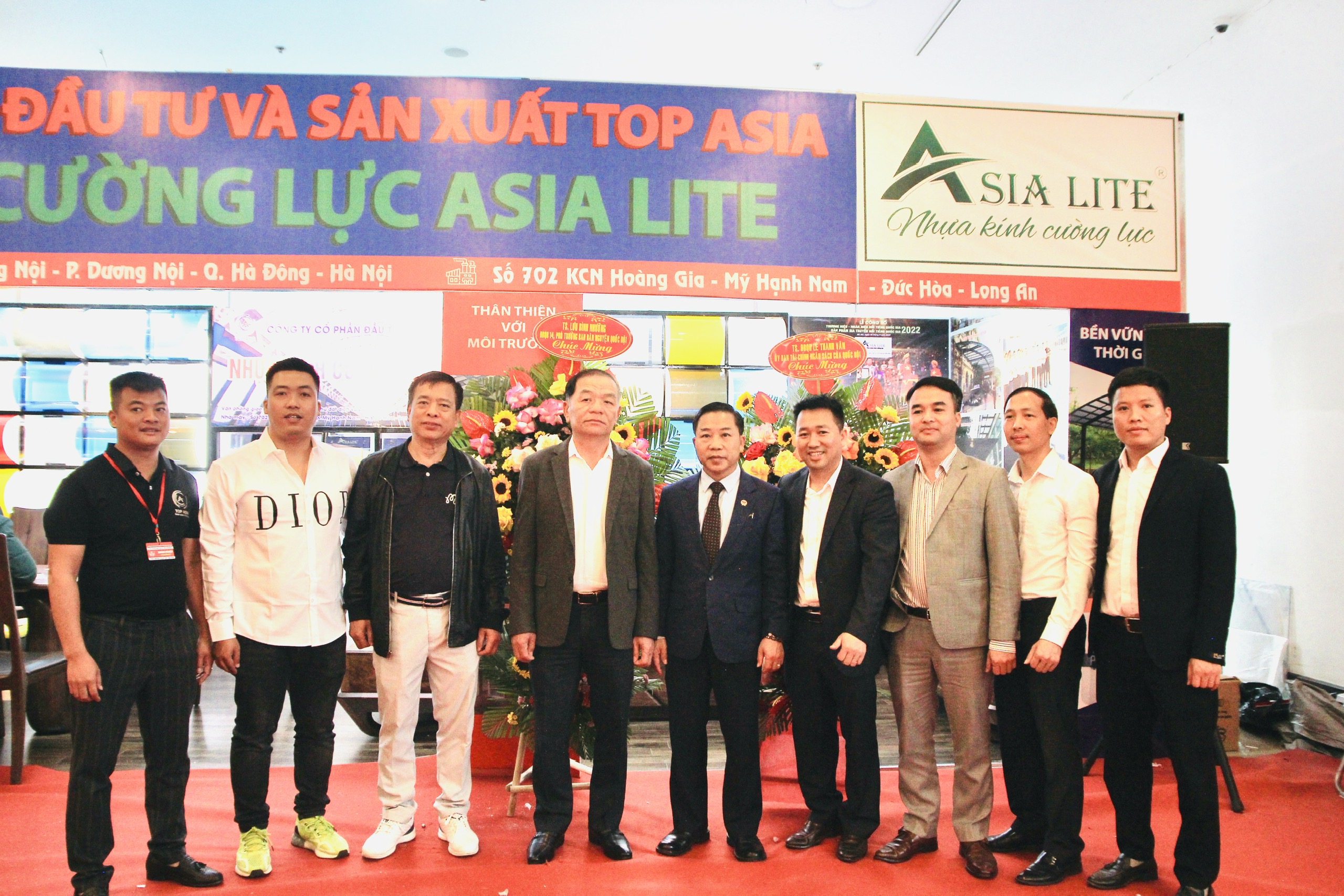 Bác Lê Thanh Vân và Bác Lưu Bình Nhưỡng thăm gian hàng nhựa kính cường lực ASIA LITE của TOP ASIA